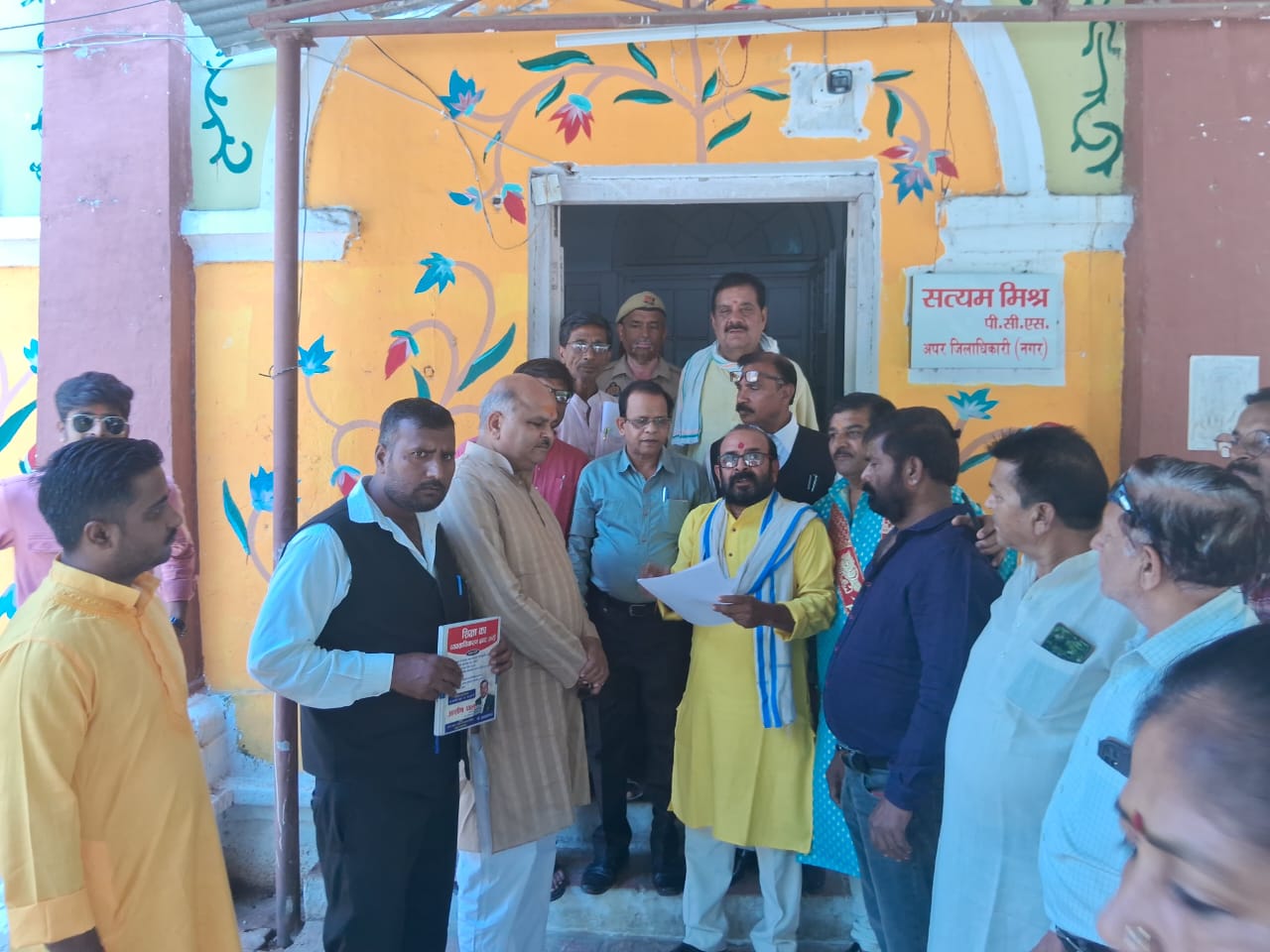 स्वतन्त्र शिक्षा मिशन अभियान भारत के तत्वाधान में सैकड़ों अभिभावकों छात्रों ने प्राइवेट स्कूलों के मनमानी रवैये एवं खुली लूट के विरुद्ध मुख्यमंत्री को संबोधित ज्ञापन जिलाधिकारी को सौंपा, व्यवस्था नहीं सुधरी तो बृहद आन्दोलन की चेतावनी।