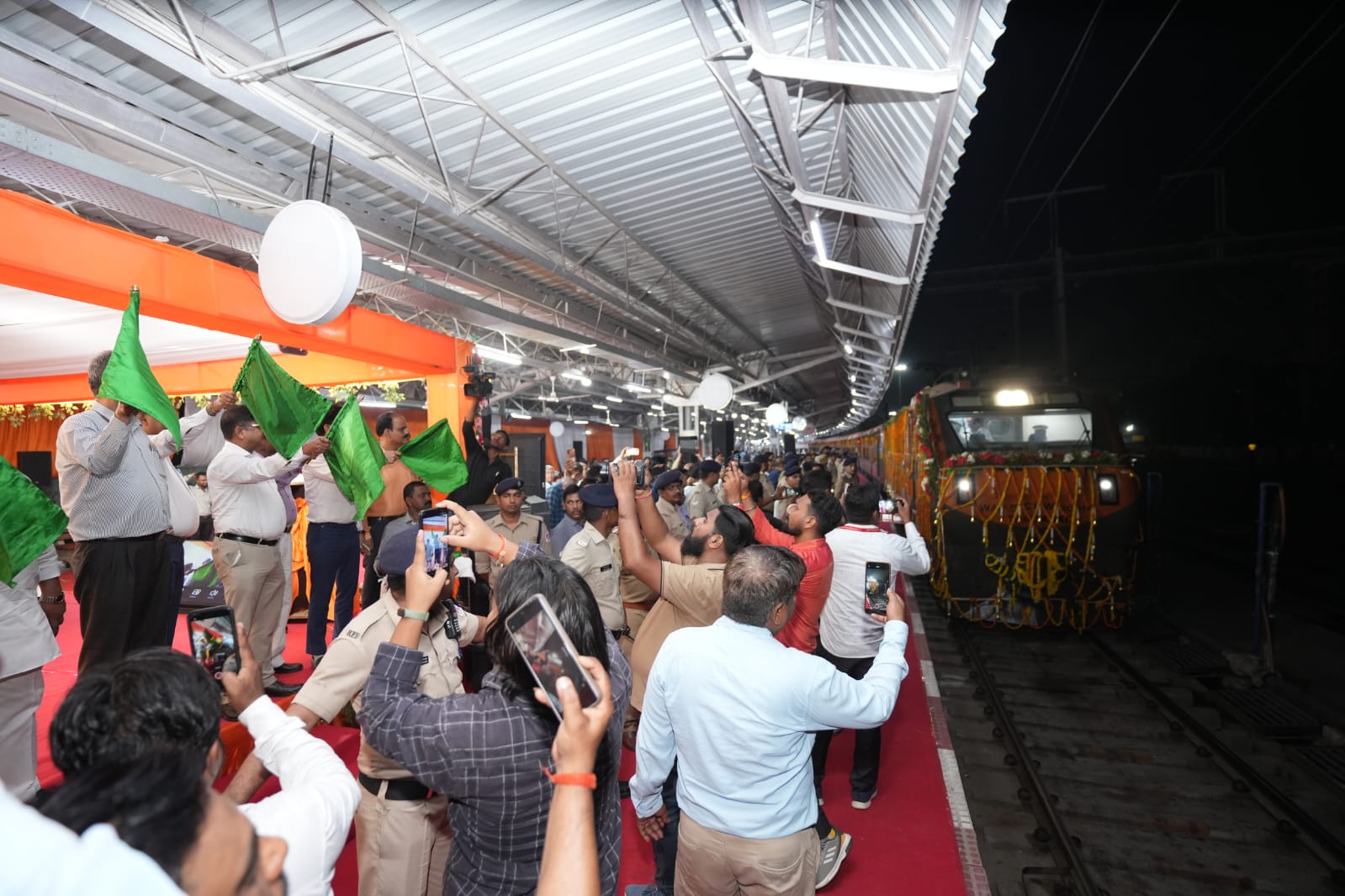 प्रधानमंत्री नरेंद्र मोदी ने बनारस से 2 नई अमृत भारत एक्सप्रेस ट्रेनों का किया शुभारम्भ।