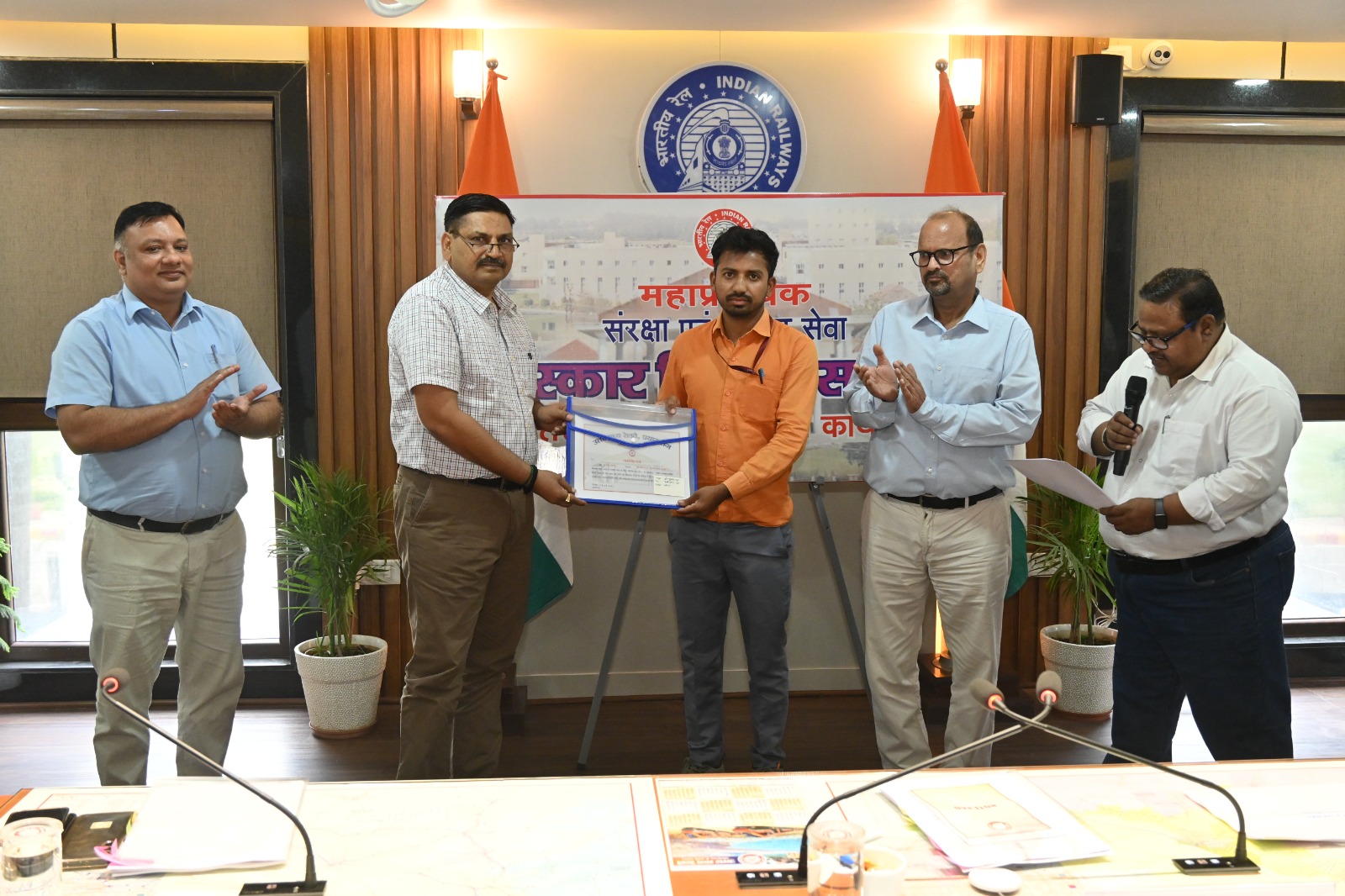 महाप्रबन्धक नरेश पाल सिंह ने 10 रेल कर्मचारियों को किया पुरस्कृत।