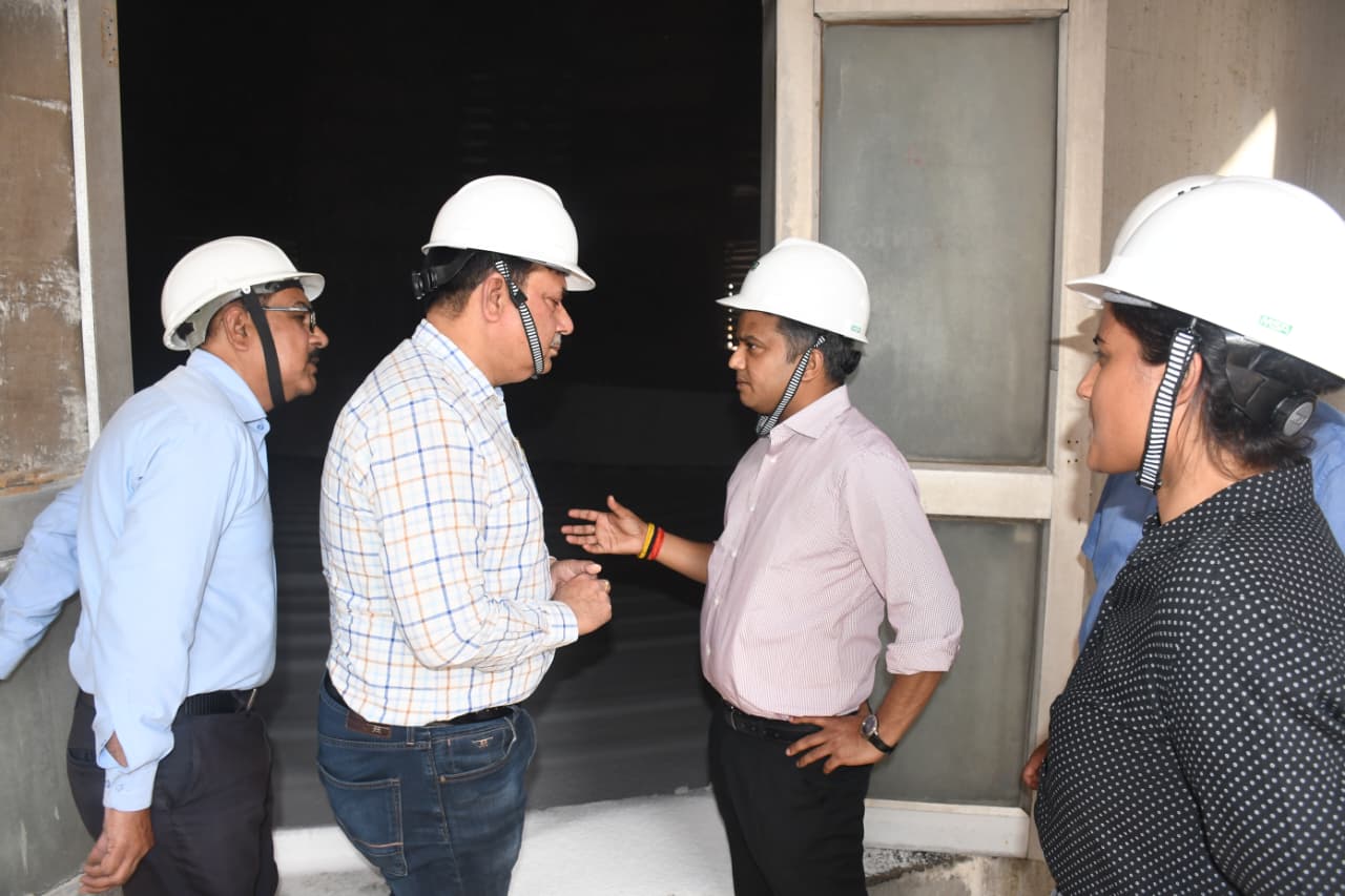 जिलाधिकारी ने फूलपुर स्थित इफ्को यूरिया प्लांट का निरीक्षण करते हुए व्यवस्थाओं का लिया जायजा, दिए आवश्यक दिशा-निर्देश।
