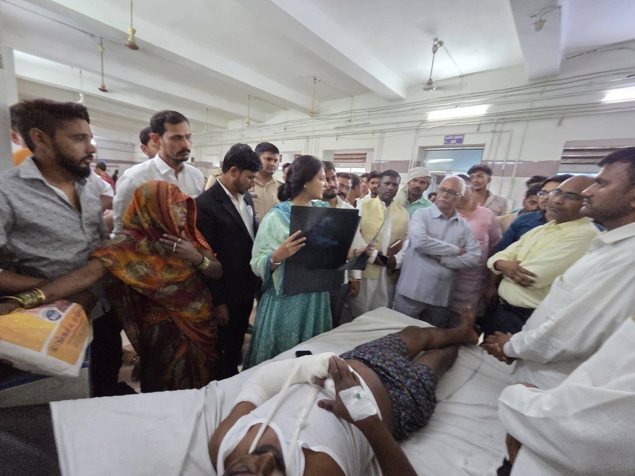 घायल जिला पंचायत सदस्य दशरथ सोनकर को देखने एस आर एन अस्पताल पहुंची सपा विधायक रागिनी सोनकर।