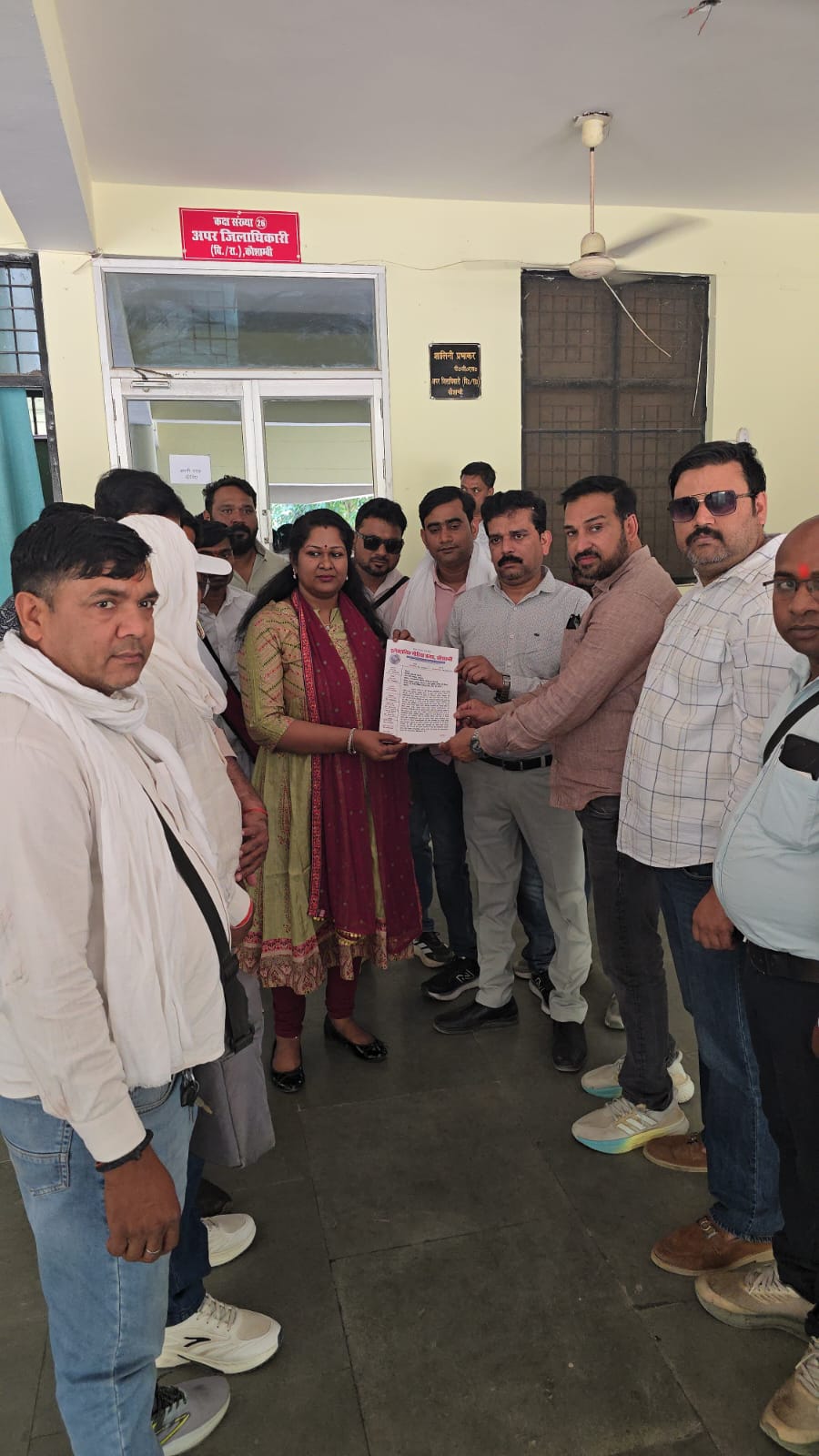प्रेस क्लब व इलेक्ट्रॉनिक मीडिया क्लब कौशांबी ने पत्रकार उत्पीड़न मामले में मुख्यमंत्री के नाम सौंपा ज्ञापन।