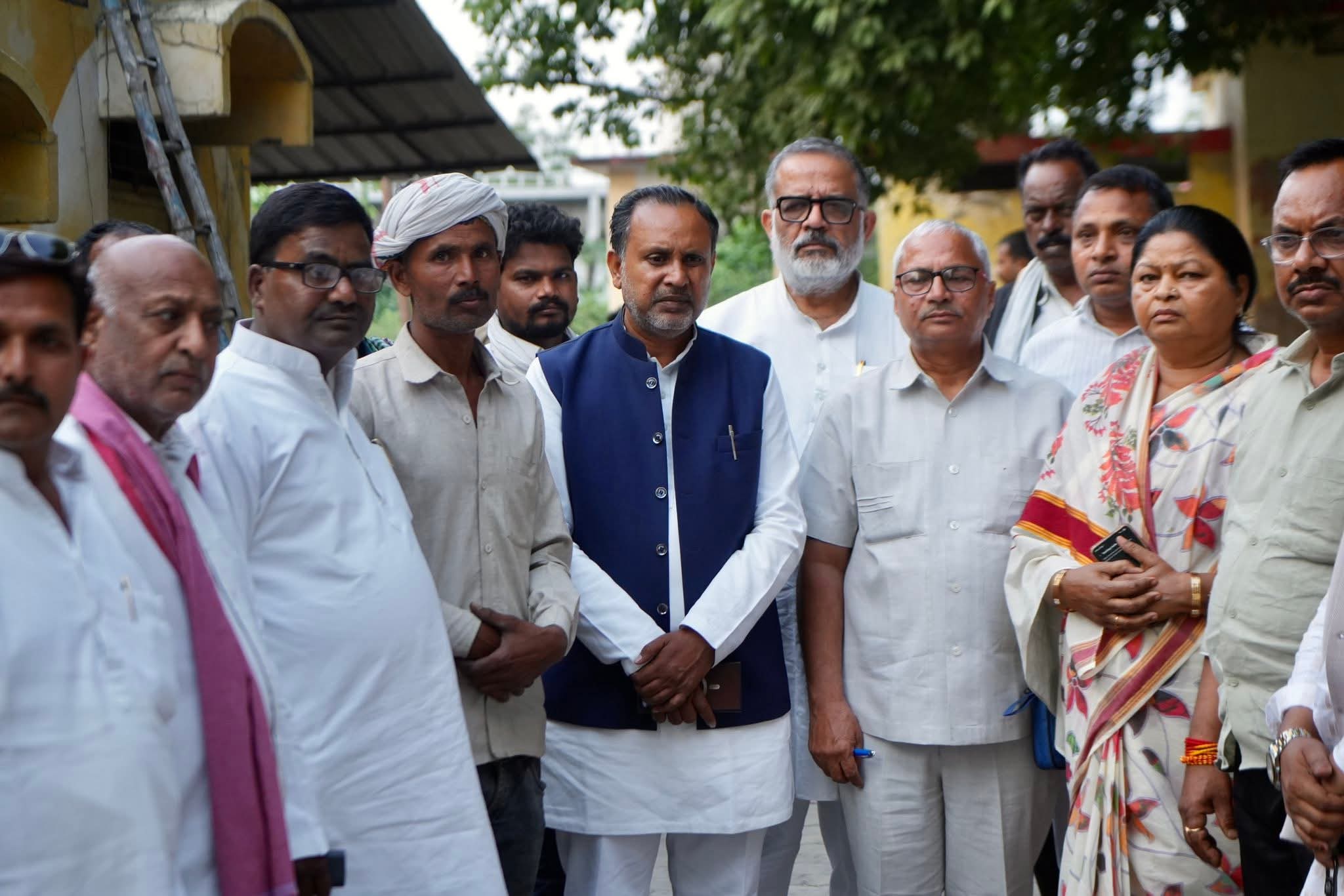 थ्रेसर मे फंस कर युवक की हुई दर्दनाक मौत के अंतिम संस्कार मे शामिल हुए सपा के नेता एवं पदाधिकारी, जताया शोक – हरसंभव मदद का दिया आश्वासन।