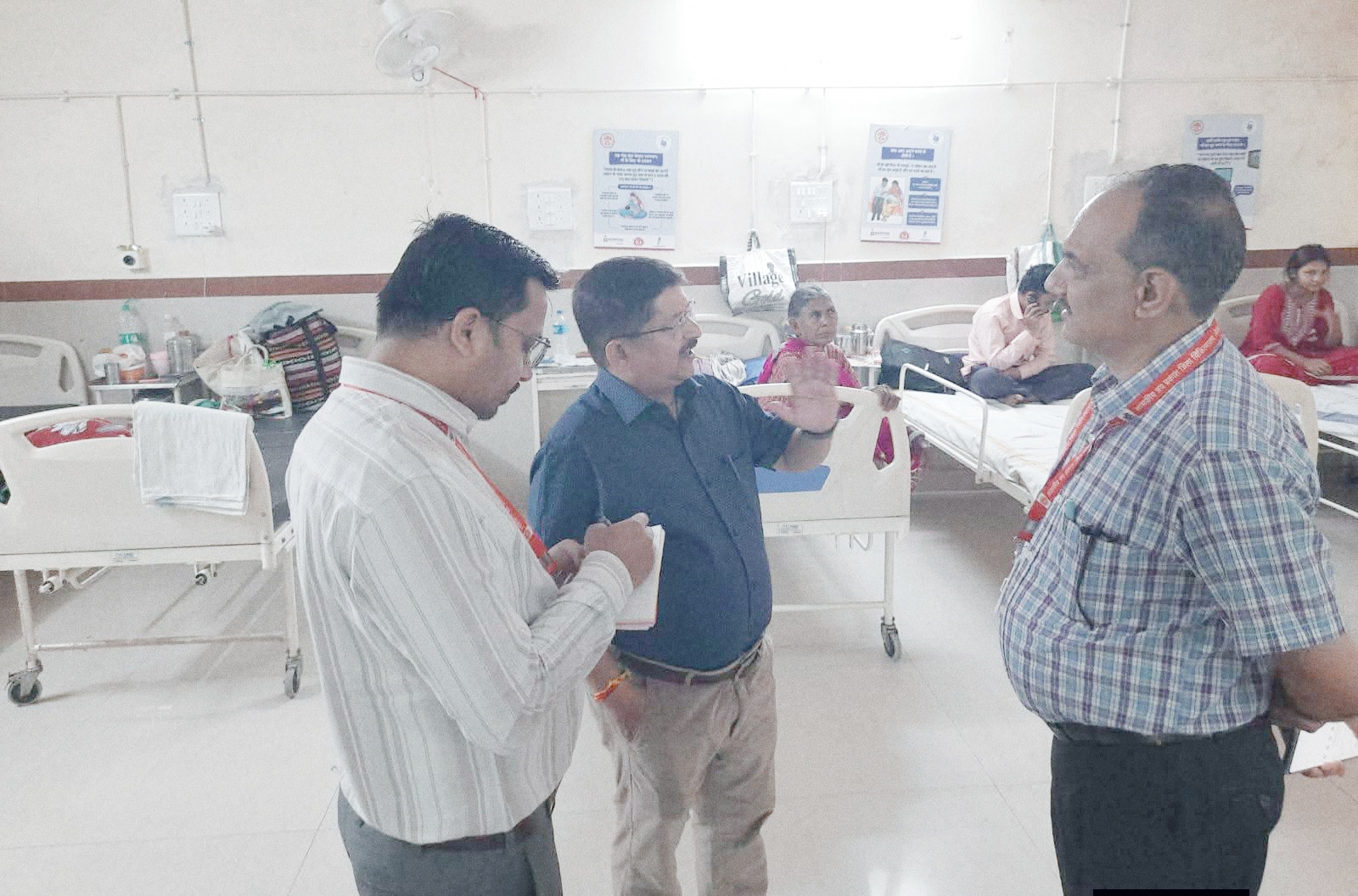 मुख्य चिकित्सा एवं स्वास्थ्य अधिकारी ने जेपी अस्पताल में गर्मी से बचाव के इंतजाम न होने पर जताई नाराजगी।