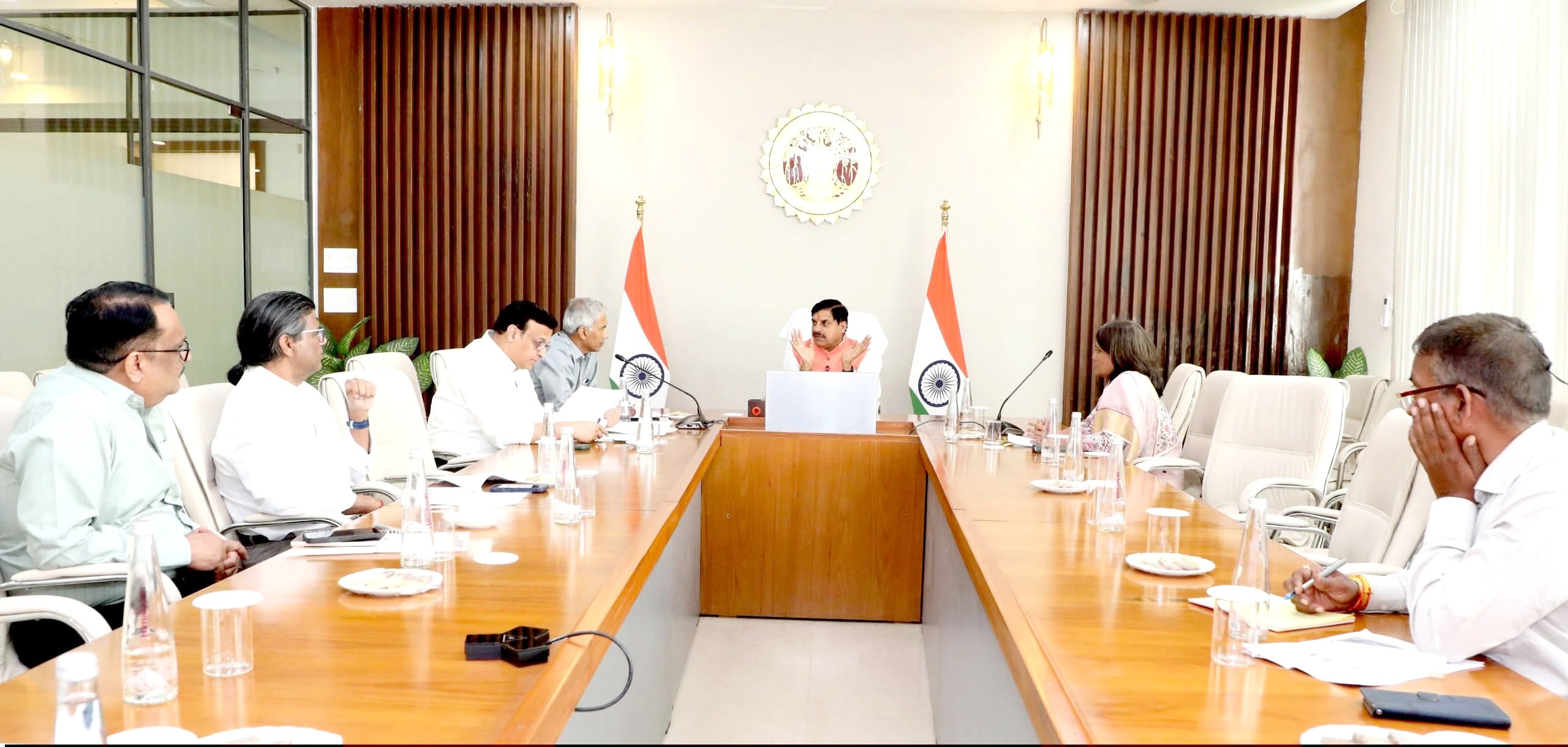 मुख्यमंत्री ने दिए ग्रामीण सड़कों के निर्माण में आधुनिक तकनीकों के अधिकतम उपयोग के निर्देश।