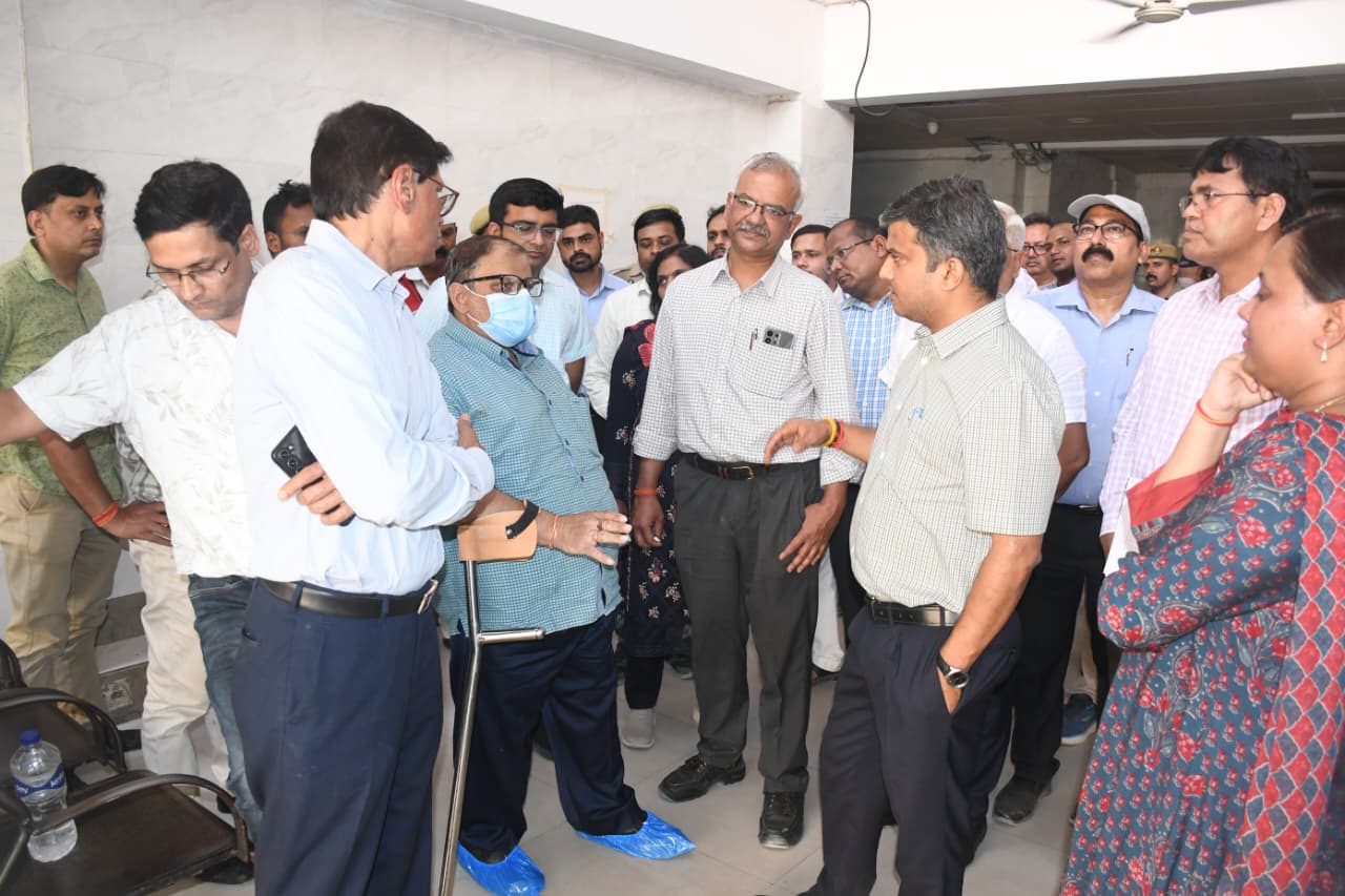 जिलाधिकारी ने स्वरूपरानी चिकित्सालय व मेडिकल कालेज का औचक निरीक्षण कर निर्माणाधीन कार्यों की प्रगति, व्यवस्थाएं एवं मरीजों के लिए उपलब्ध सुविधाओं का लिया जायजा।