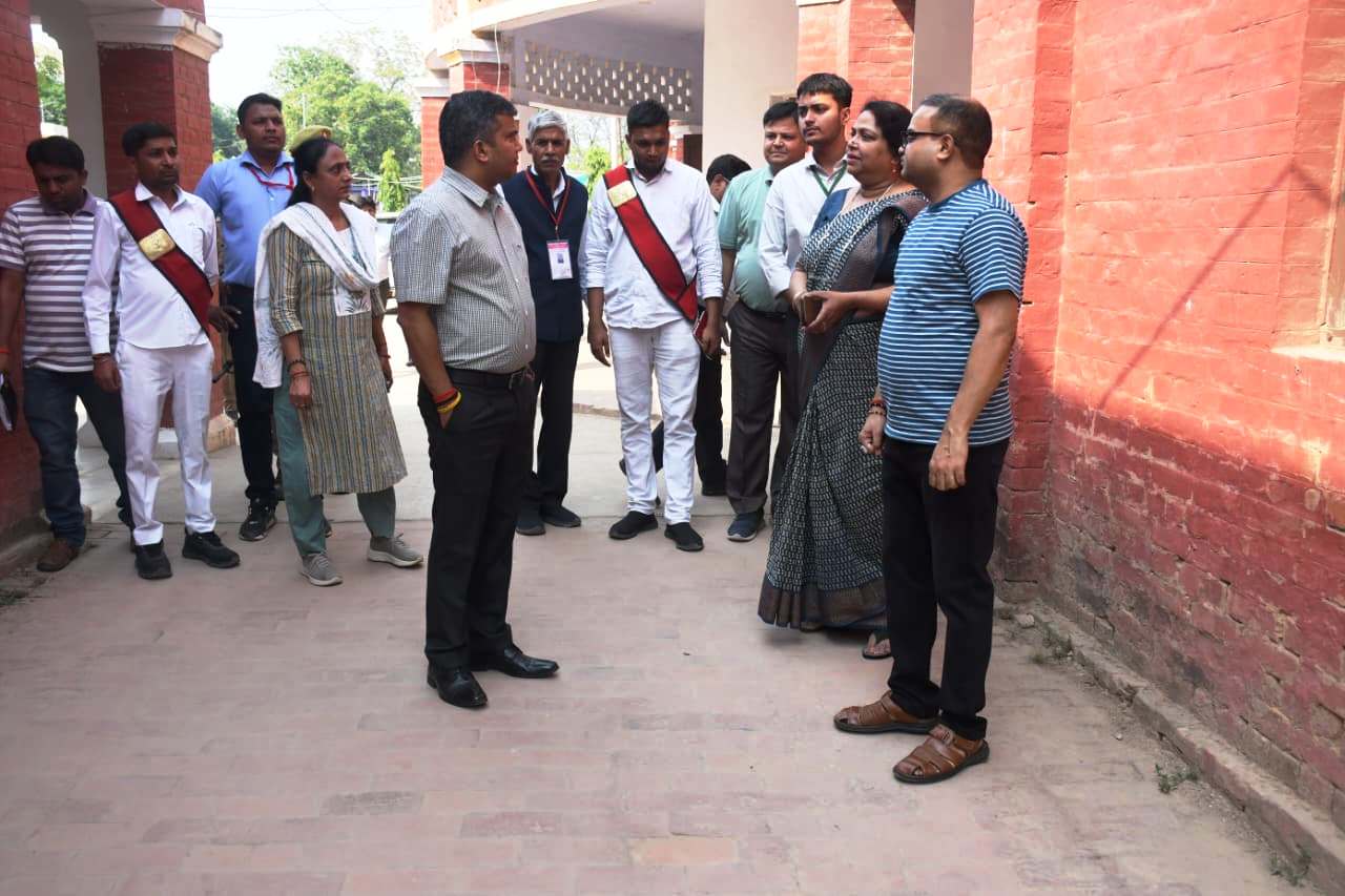 जिलाधिकारी ने किया परीक्षा केन्द्रों का निरीक्षण।