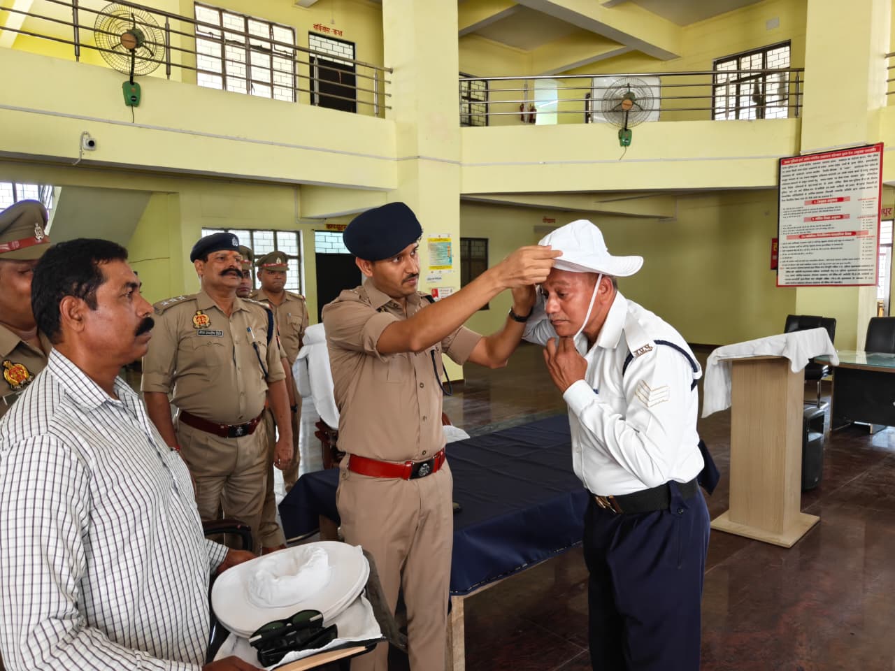पहल... भीषण गर्मी से यातायात पुलिसकर्मियों को मिलेगी राहत, एसपी ने बांटा कैप एवं सनग्लास।