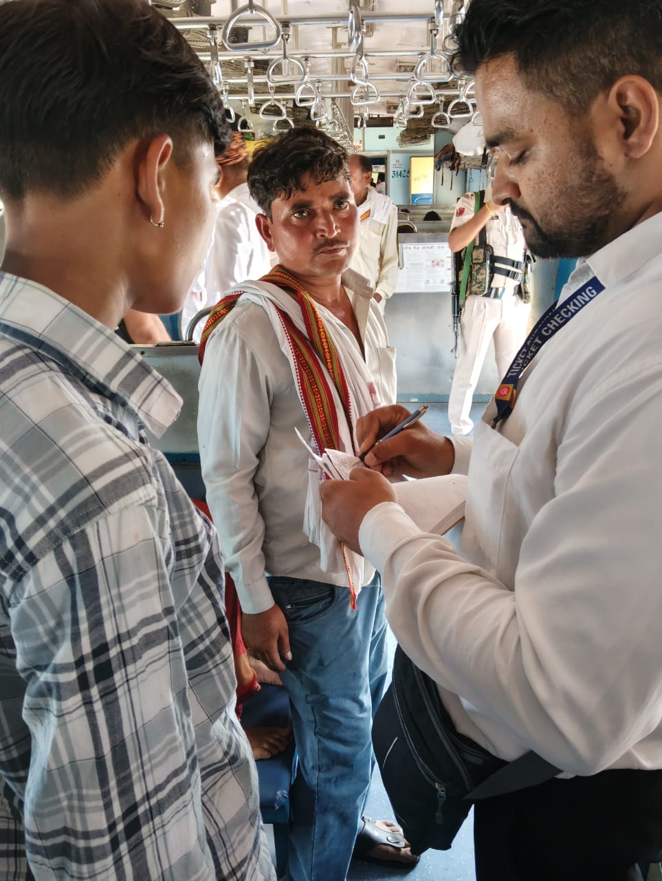 कानपूर सेंट्रल पर चलाया गया विशेष टिकट चेकिंग अभियान।