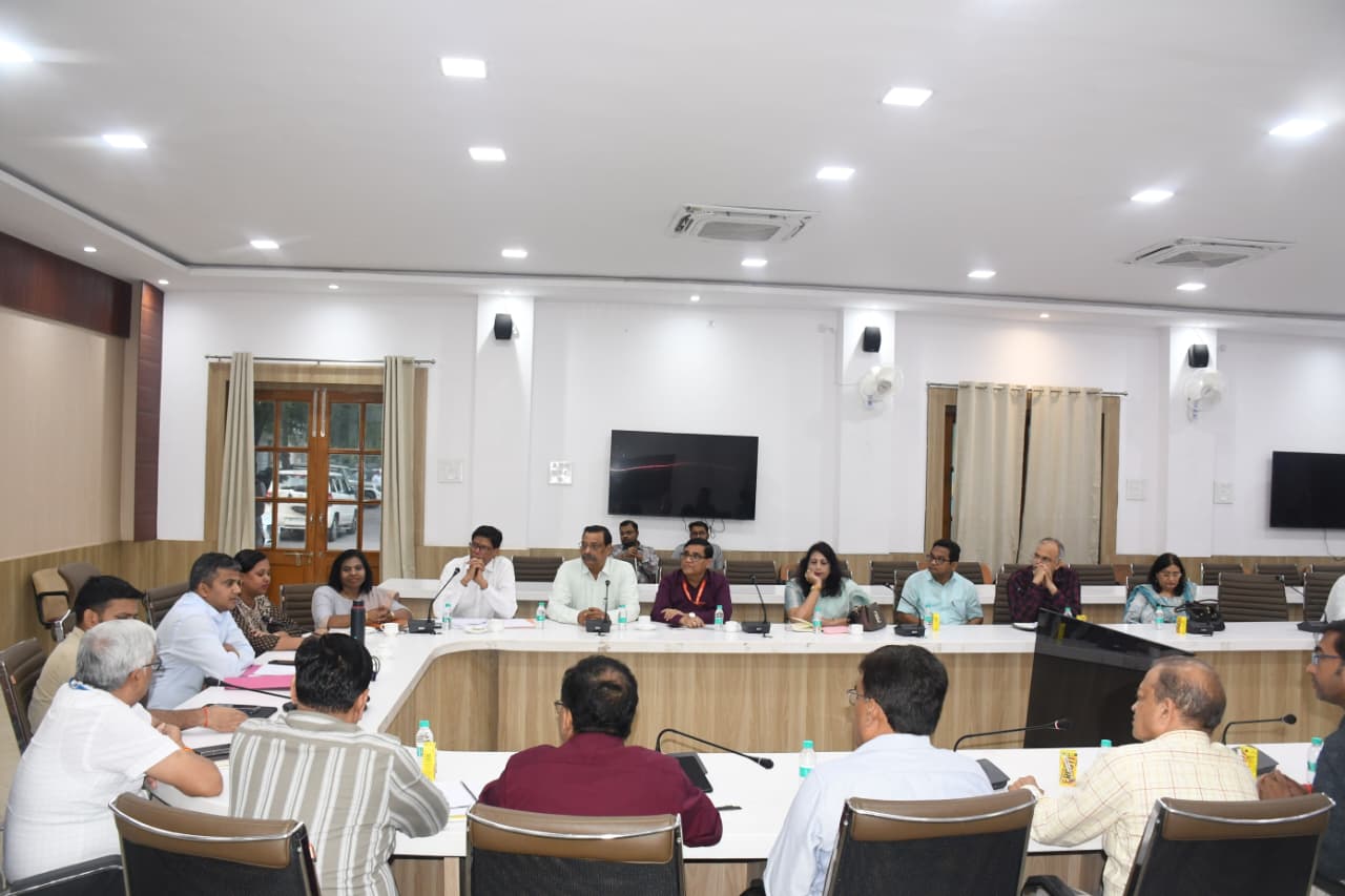 जिलाधिकारी ने सरकारी चिकित्सकों के प्राइवेट प्रैक्टिस किए जाने सम्बंधी शिकायतों के सम्बंध में की बैठक।
