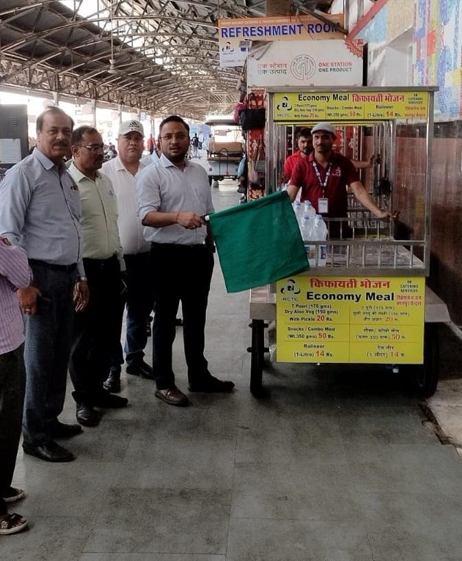 कानपुर सेंट्रल स्टेशन पर सामान्य श्रेणी के यात्रियों हेतु “इकॉनमी मील मूवेबल ट्रॉली सेवा” का शुभारंभ।