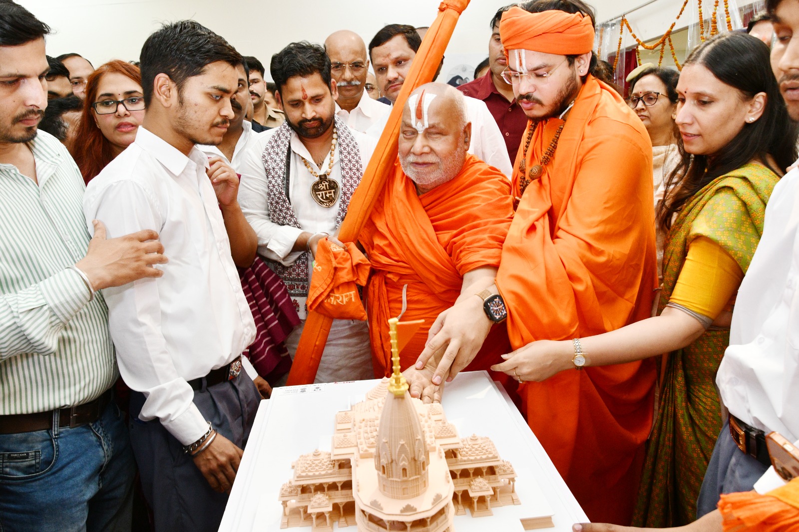 दिव्यांगजन बच्चों हेतु निर्मित ‘अनुभव वीथिका’ का जगद्गुरु स्वामी रामभद्राचार्य जी महाराज एवं संजय श्रीनेत द्वारा अवलोकन।