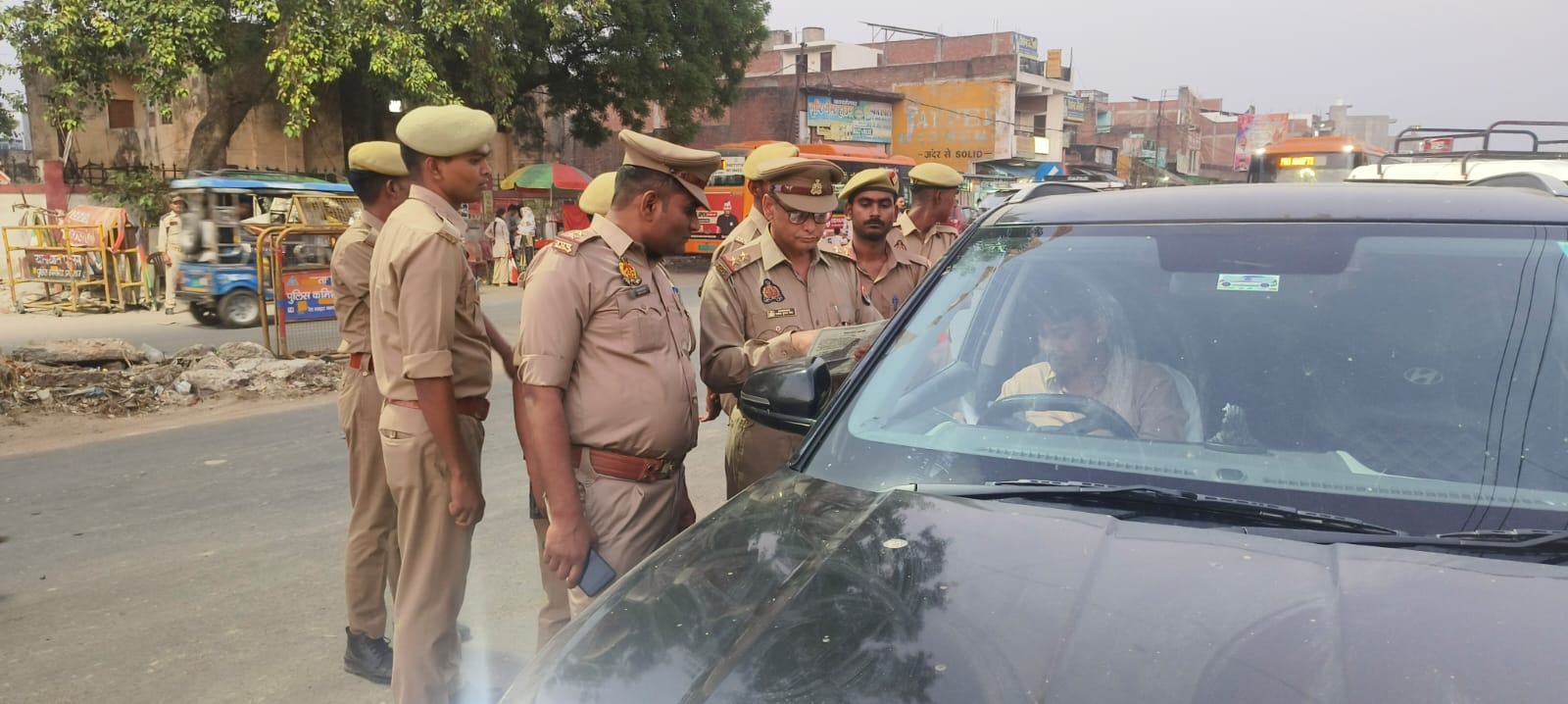 थानाध्यक्ष पुरामुफ्ती ने चलाया मयफोर्स सघन वाहन चेकिंग अभियान,किया पैदल गस्त।