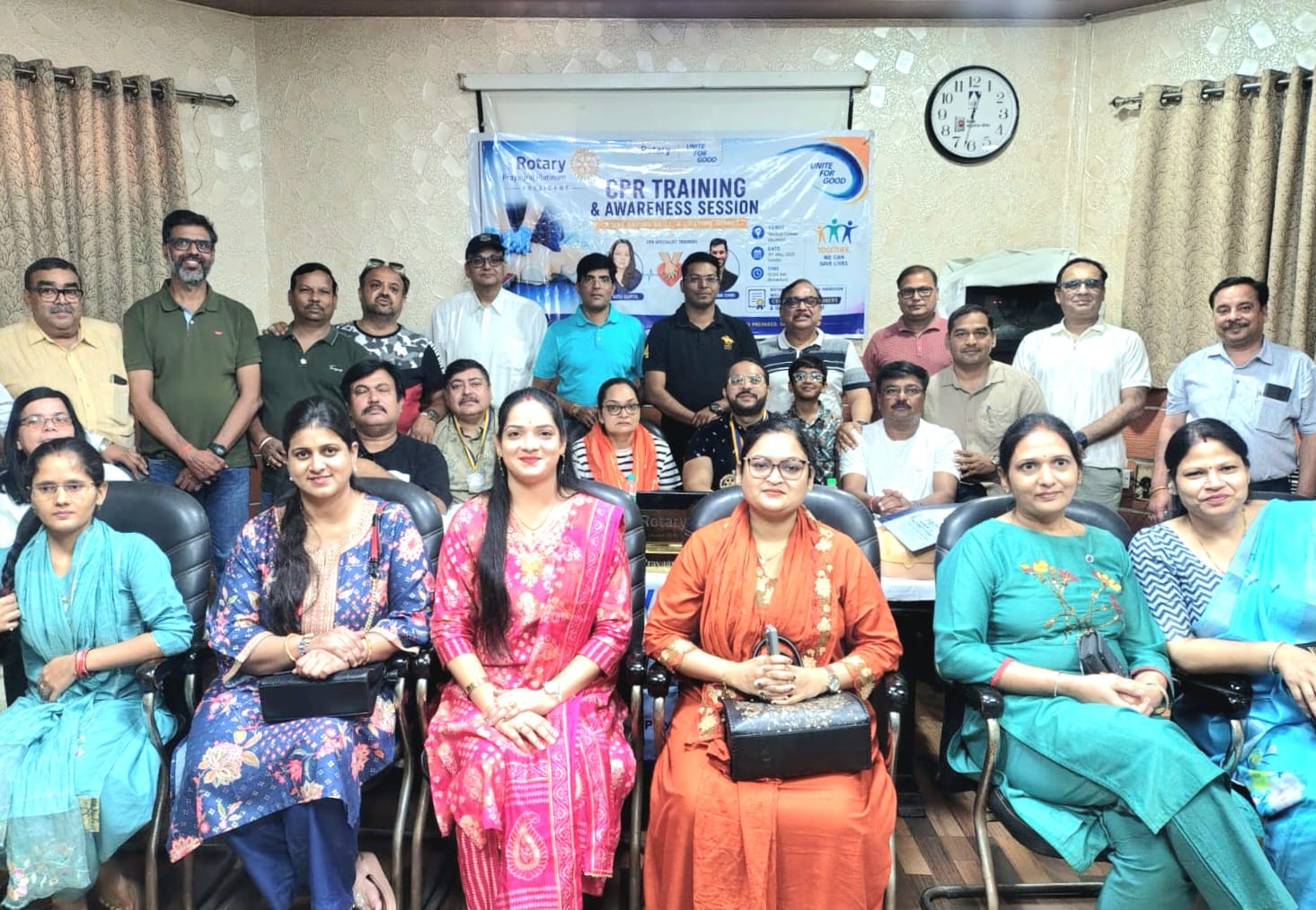 रोटरी प्रयागराज प्लैटिनम द्वारा आयोजित सीपीआर प्रशिक्षण शिविर में जीवन रक्षक तकनीकों का व्यावहारिक प्रशिक्षण।