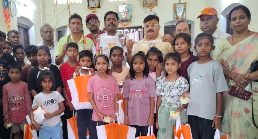 लोकमाता अहिल्याबाई होलकर की जयंती पर निराश्रित बच्चों को वितरित किए गए दैनिक जरूरत की सामग्री।