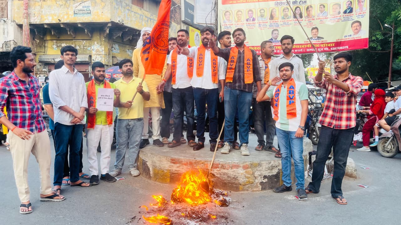 ABVP, प्रयाग महानगर ने NTA का पुतला फूंका की नारेबाजी; पेपर लीक के खिलाफ दोषियों पर कार्रवाई की मांग।