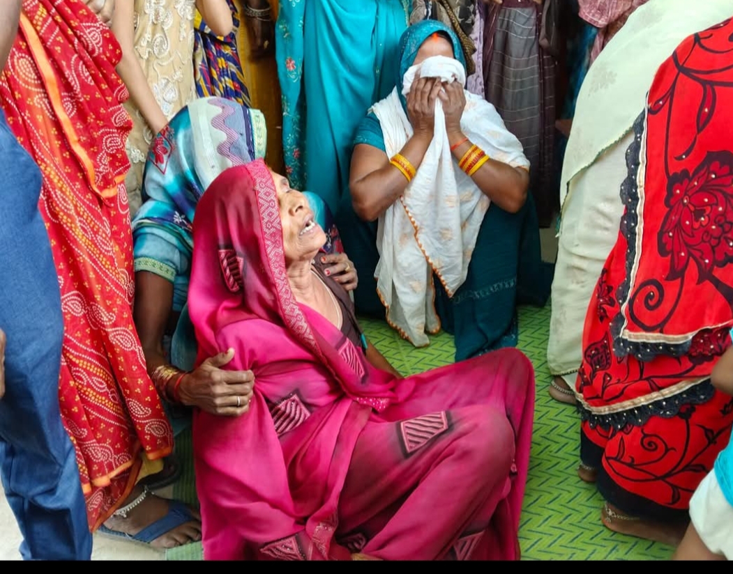 कूलर में पानी डालते समय करंट लगने से युवक की मौत, घर में पसरा मातम।