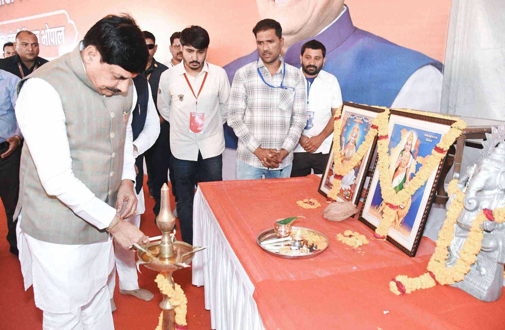 महिला, किसान, युवा और गरीब कल्याण में ग्राम सहायकों की महत्वपूर्ण भूमिका सरकार इनके हित की चिंता करेगी।
