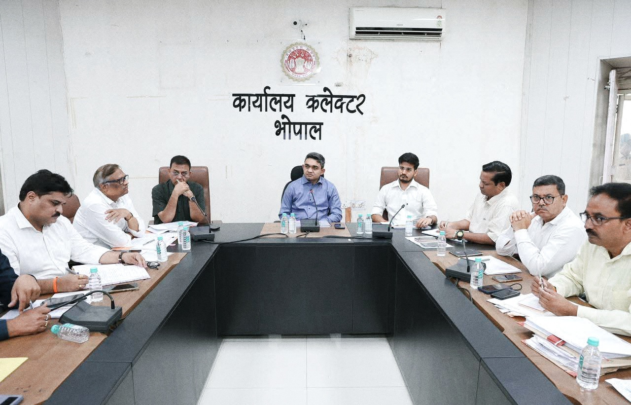 एक माह में करें राजस्व प्रकरणों का निराकरण राजस्व अधिकारियों की समीक्षा बैठक में कलेक्टर के निर्देश।
