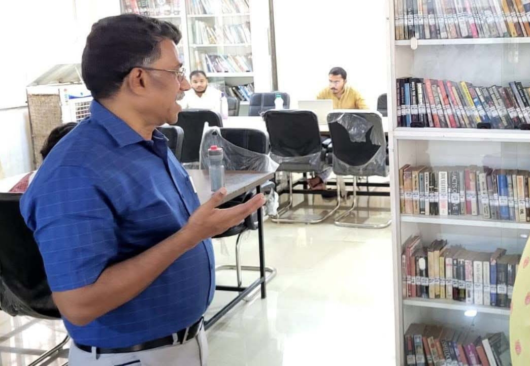 नगरीय प्रशासन एवं विकास अपर आयुक्त द्वारा पंडित शीतल प्रसाद तिवारी सार्वजनिक वाचनालय, भोपाल का निरीक्षण।