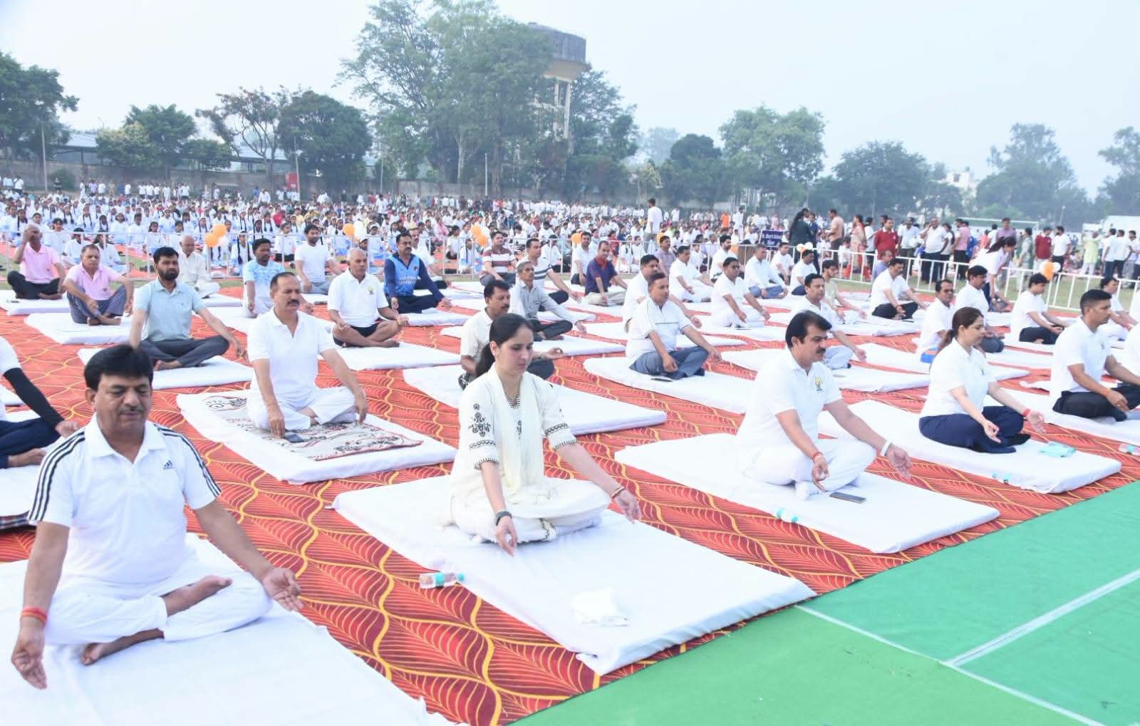 12वें अंतरराष्ट्रीय योग दिवस पर बिजनौर में हजारों लोगों ने किया प्रतिभाग, 'स्वस्थ यूपी, सशक्त भारत' का दिया संदेश।