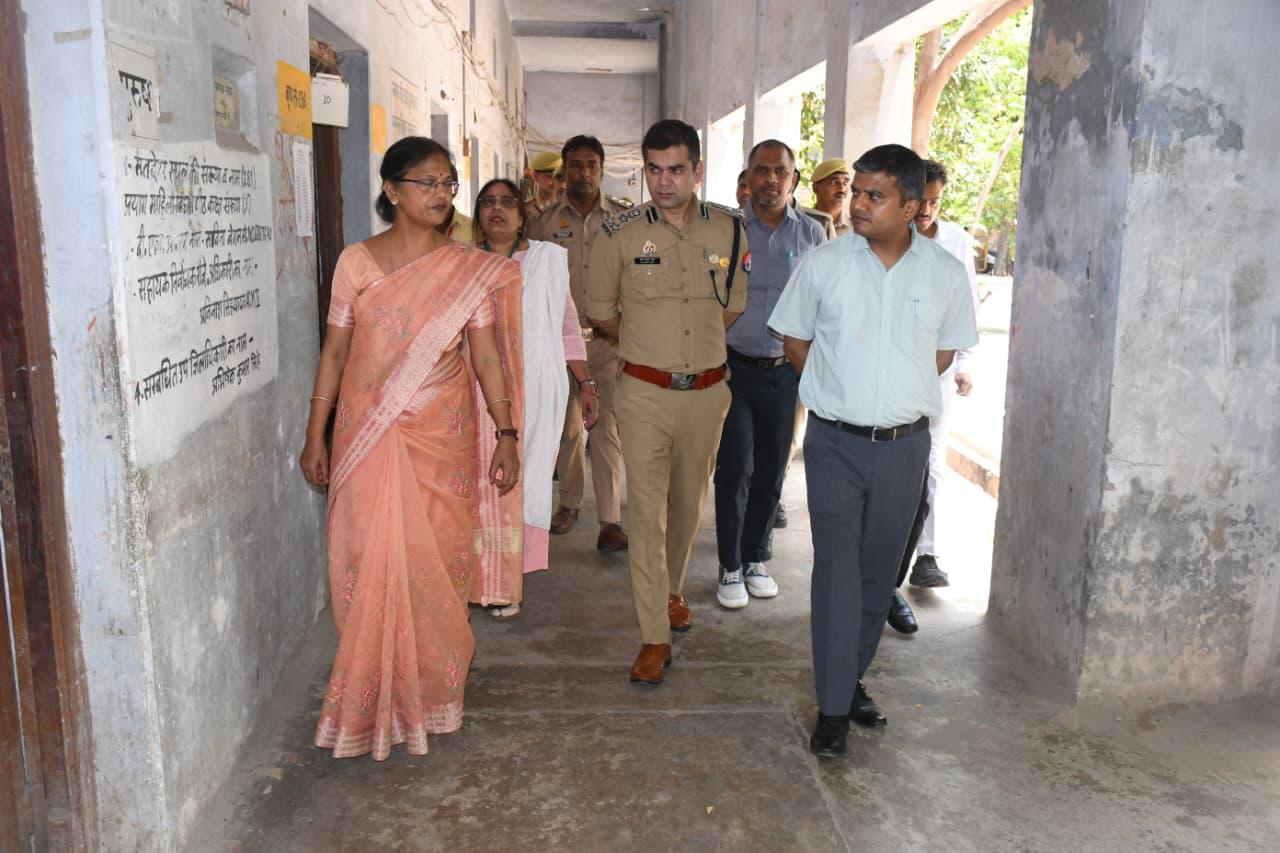 पुलिस भर्ती लिखित परीक्षा का जिलाधिकारी ने किया निरीक्षण, दिए आवश्यक दिशा-निर्देश।