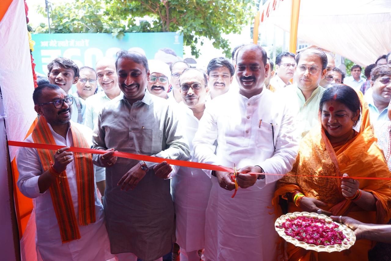 सांसद फूलपुर ने केन्द्र सरकार के 12 वर्ष पूर्ण के अवसर पर जिला पंचायत परिसर में लगायी गयी चार दिवसीय प्रदर्शनी का फीता काटकर किया शुभारंभ।