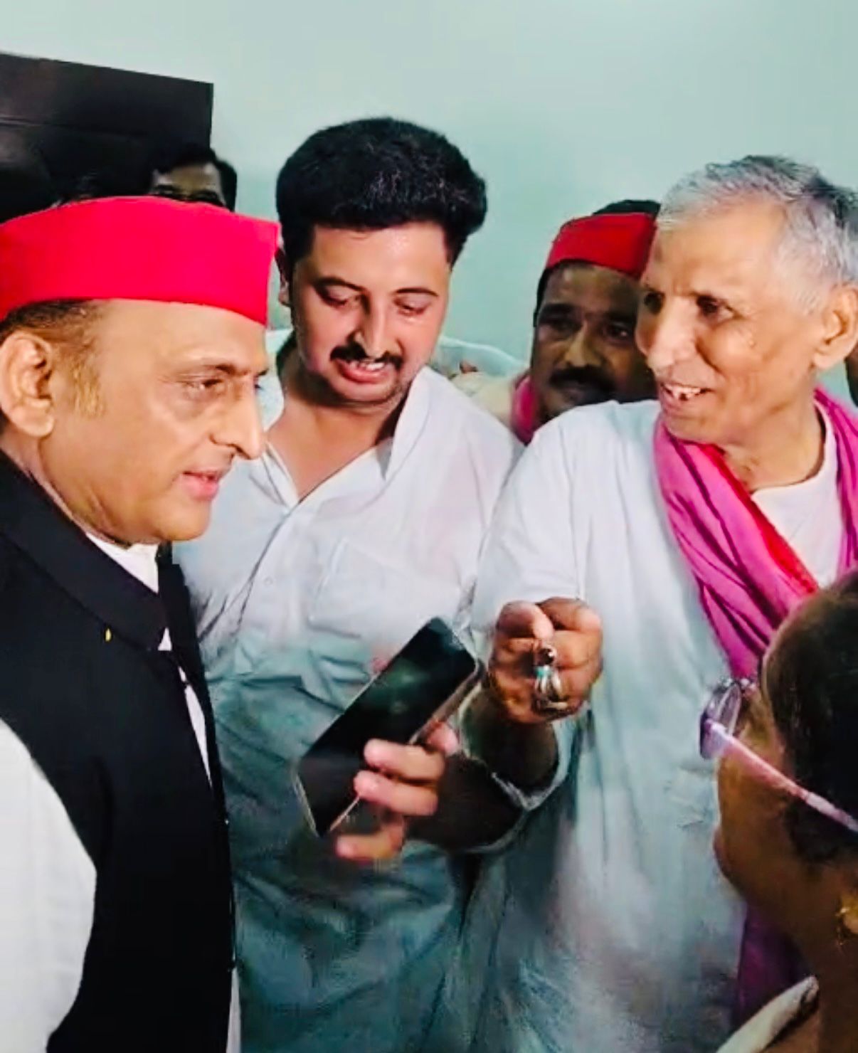 सपा महानगर अध्यक्ष के आवास पर अखिलेश यादव ने परिजनों से की मुलाकात।