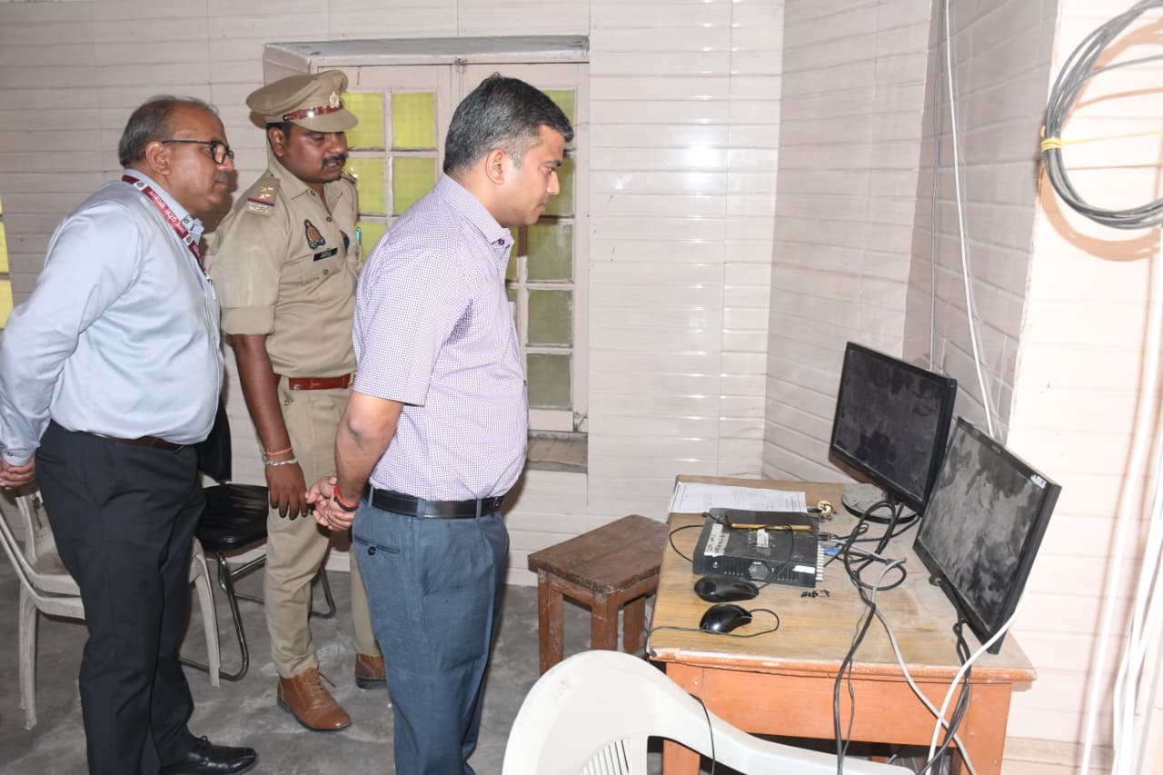 जिलाधिकारी प्रयागराज ने उत्तर प्रदेश पुलिस में आरक्षी नागरिक एवं समकक्ष पदों पर सीधी भर्ती-2025 परीक्षा को सकुशल, निर्विघ्न, निष्पक्ष, नकलविहीन व शुचितापूर्ण ढंग से सम्पन्न कराये जाने के दृष्टिगत परीक्षा केंद्रों का निरीक्षण किया।