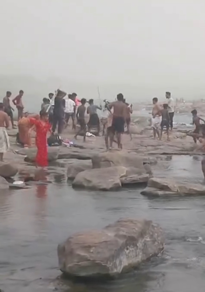 पटपढ़ वॉटरफॉल पर दो पक्षों में जमकर झड़प, वीडियो वायरल।