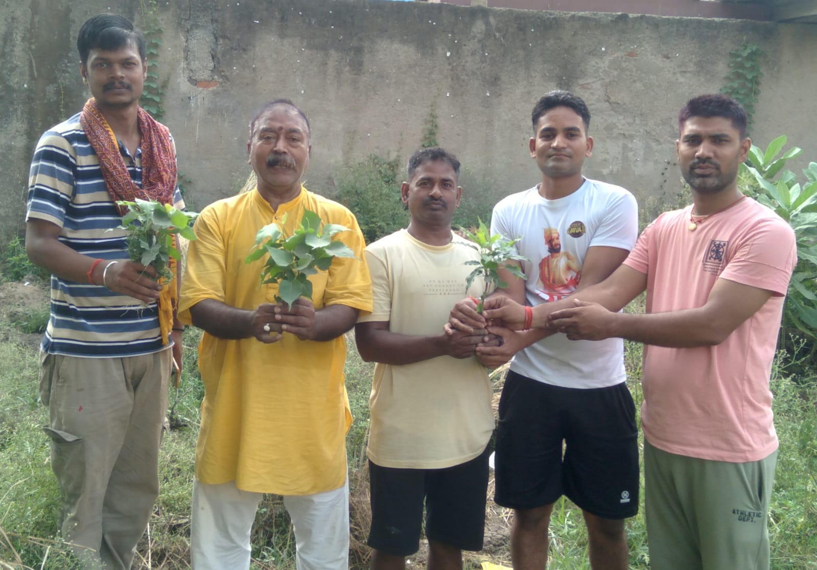 समाजसेवी स्व0 बुद्धदेव आर्य के पुण्य स्मृति तथा विश्व मरुस्थलीकरण एवं सूखा दिवस पर पर्यावरण भारती द्वारा देव वृक्ष लगयेगये।