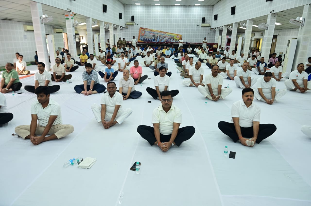 Prayagraj मंडल कार्यालय में उत्साहपूर्वक मनाया गया 12वाँ अंतर्राष्ट्रीय योग दिवस।