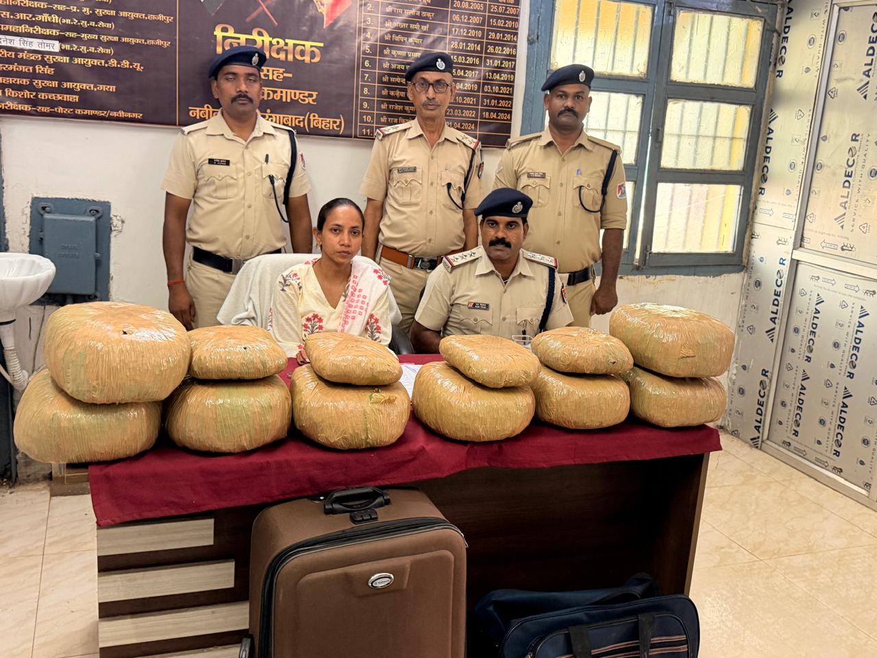 विशाखापत्तनम एक्सप्रेस से 29 किलो गांजा बरामद, अंतरराष्ट्रीय बाजार में कीमत 14.50 लाख रुपये।