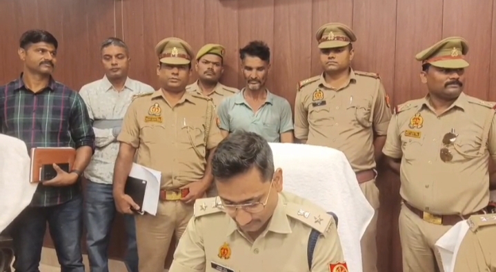 आलू की बोरियों के नीचे छिपाकर ले जाई जा रही थी शराब, मुगलसराय पुलिस ने 2.31 करोड़ की अवैध खेप पकड़ी।