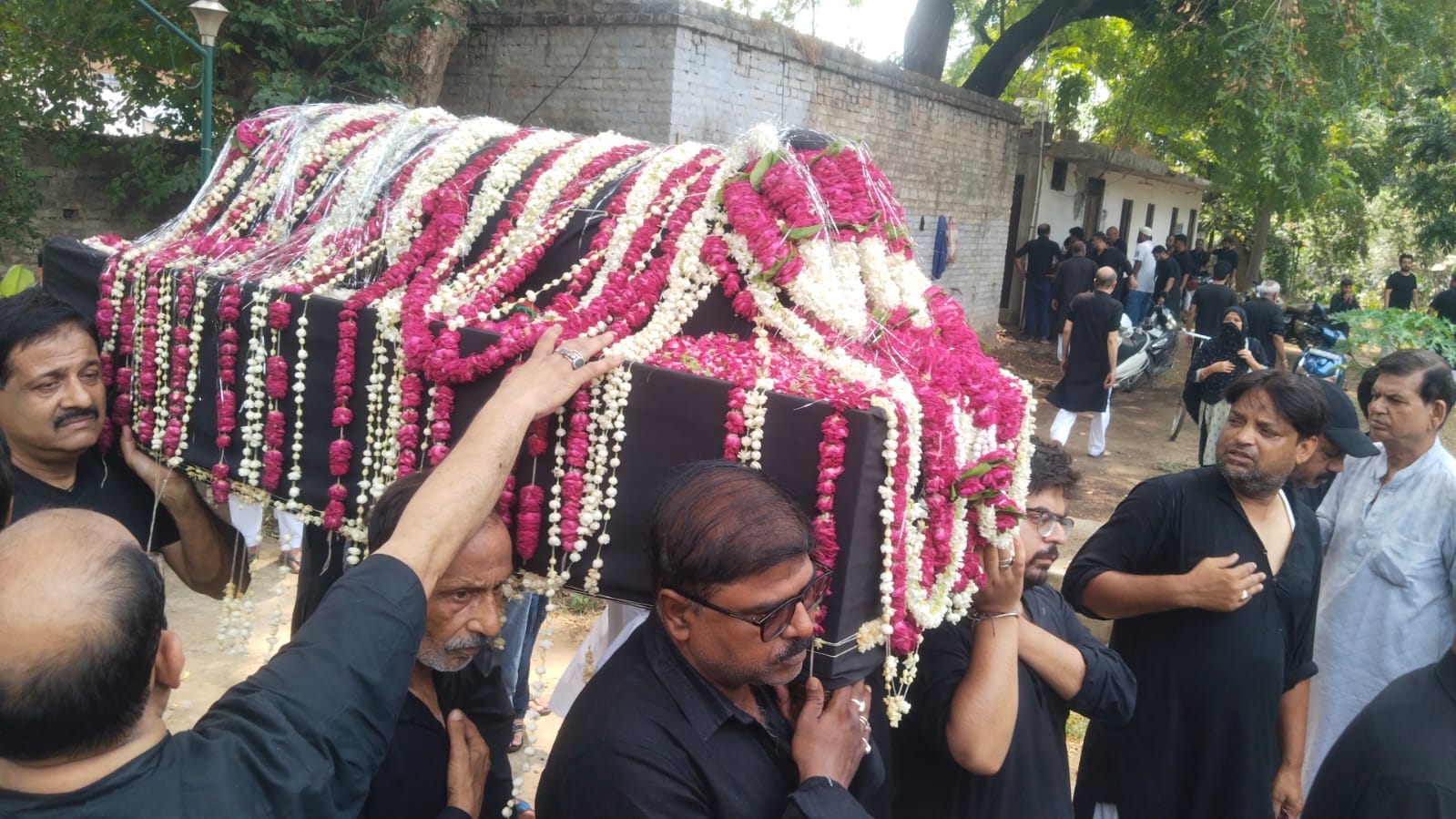 नम आंखों से अक़ीदतमन्दों ने दफ्न किए ताज़िया अलम ताबूत झूला व ज़ुलजनाह पर चढ़े फूल।
