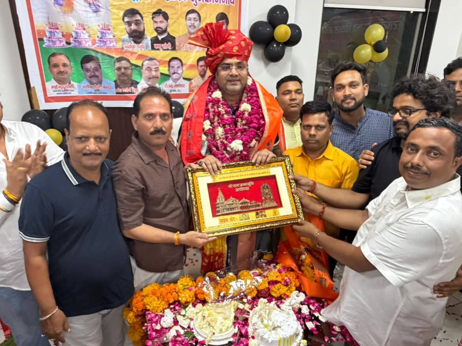 विधायक विनय वर्मा के जन्मदिन पर मंच के पदाधिकारियों ने दी शुभकामनाएँ।