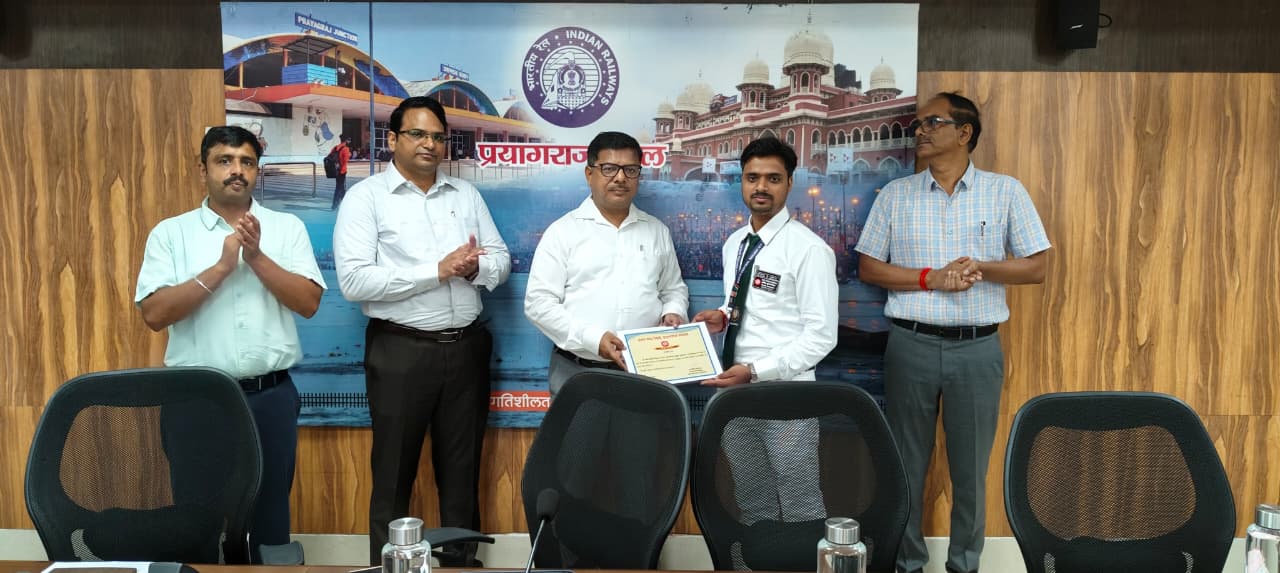 मण्डल रेल प्रबंधक ने उत्कृष्ट संरक्षा कार्य के लिए 14 कर्मचारियों को किया पुरस्कृत।
