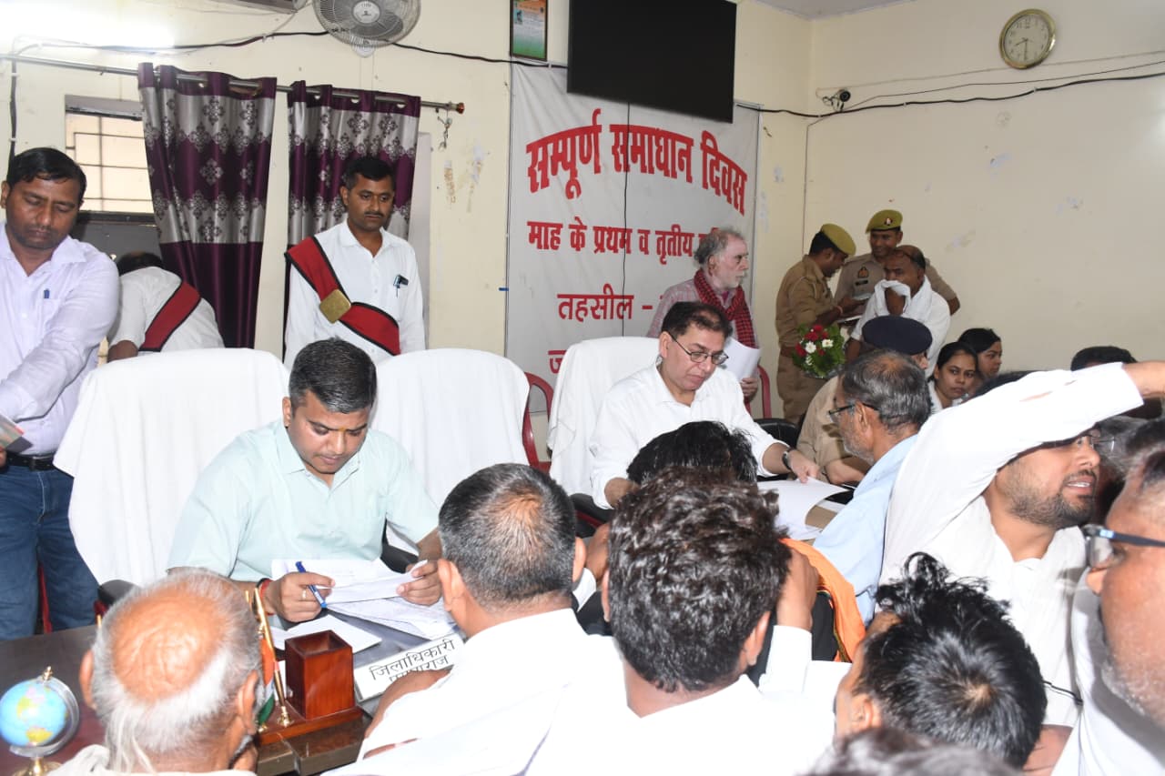 जिलाधिकारी ने समाधान दिवस में आयी शिकायतों को गुणवत्तापूर्वक एवं समयबद्धता के साथ निस्तारित करने के दिए निर्देश।