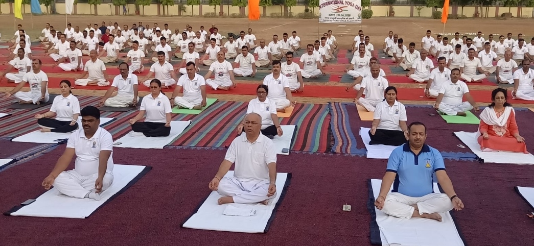 योग जीवन जीने की एक समग्र पद्धति- प्रोफेसर सत्यकाम।