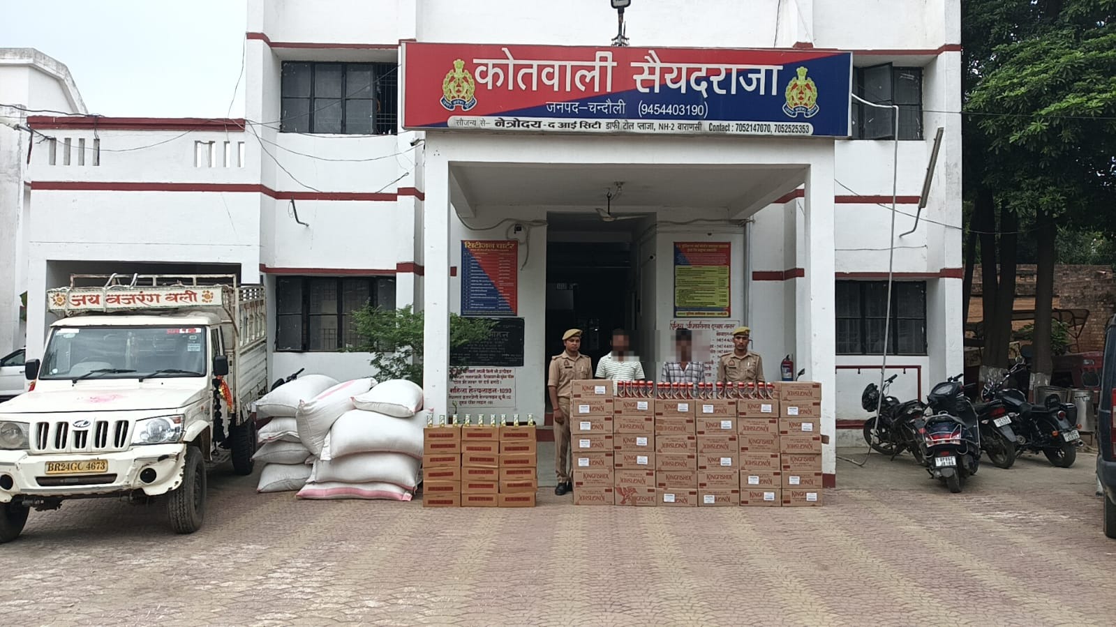 सैयदराजा पुलिस की बड़ी कार्रवाई, 618 लीटर अवैध शराब के साथ दो तस्कर गिरफ्तार, बोलेरो पिकअप सीज।