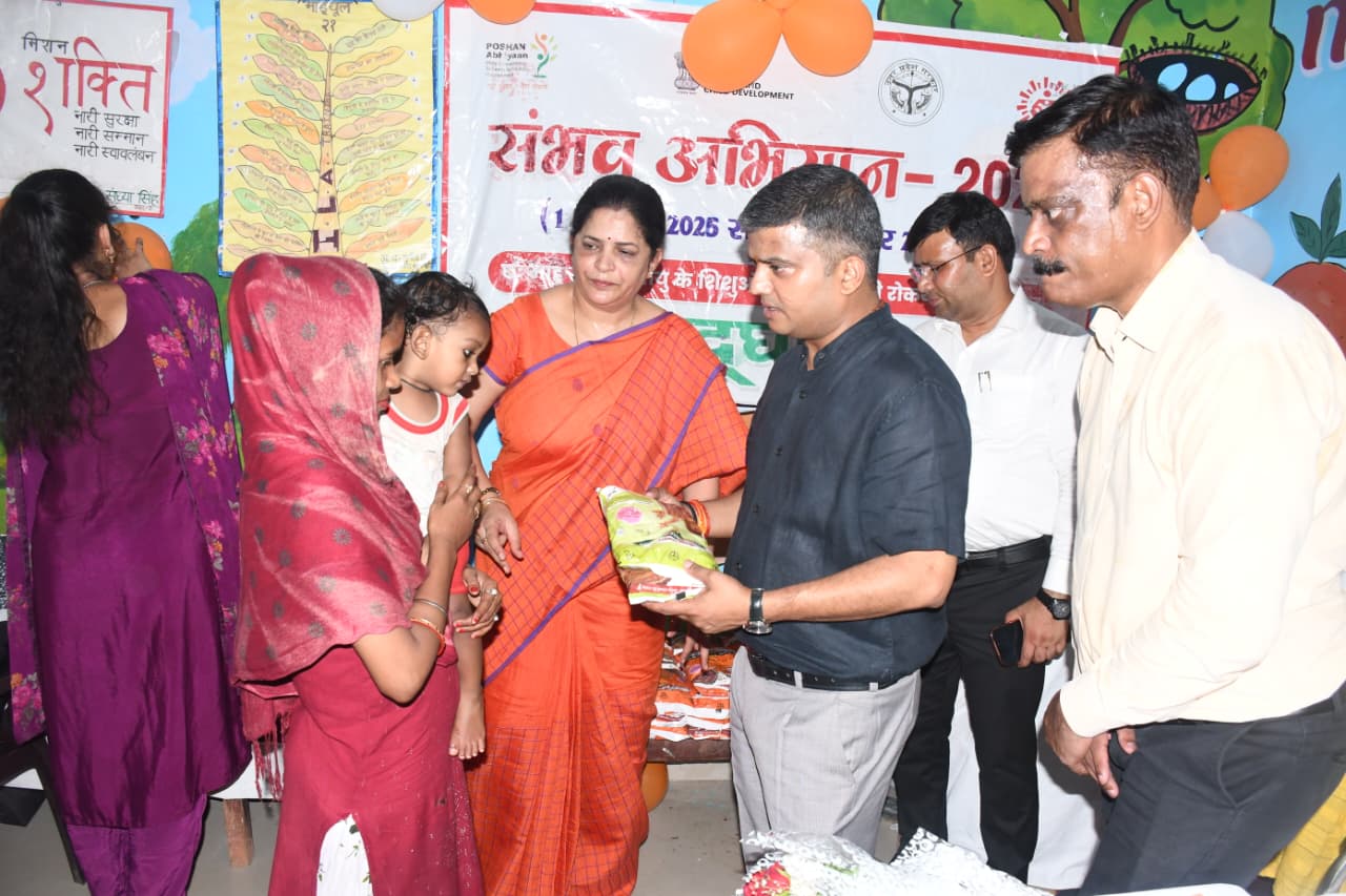 जिलाधिकारी Prayagraj ने आंगनबाड़ी केन्द्र-कटरा बख्तियारी में नई टीएचआर रेसिपी वितरण कार्यक्रम में किया प्रतिभाग।