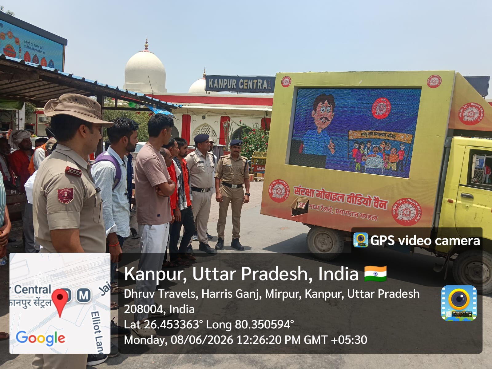 Prayagraj मंडल में मोबाइल वीडियो वैन के माध्यम से रेल सुरक्षा जागरूकता अभियान।
