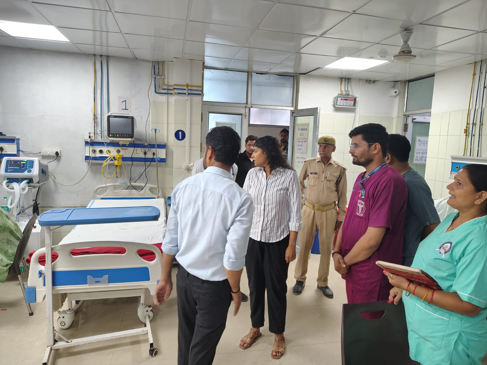 अपर नगर मजिस्ट्रेट नेे स्वरूपरानी नेहरू चिकित्सालय का किया औचक निरीक्षण।