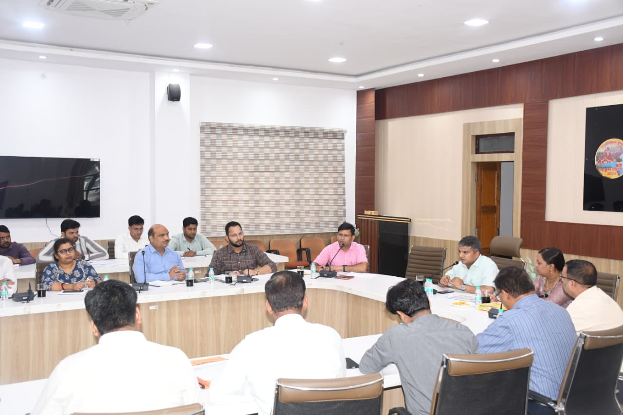 जिलाधिकारी की अध्यक्षता में बेसिक शिक्षा विभाग की जिला टास्क फोर्स की समीक्षा बैठक सम्पन्न।
