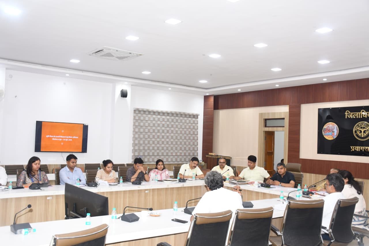 जिलाधिकारी Prayagraj ने सम्भावित बाढ़ की तैयारियों के सम्बंध में की समीक्षा बैठक।