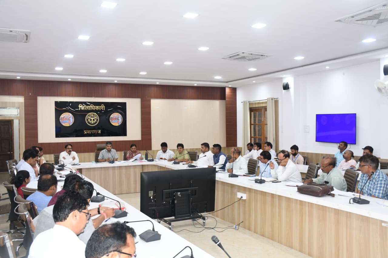 जिलाधिकारी ने पीएम सूर्यघर मुफ्त बिजली योजना के प्रगति की समीक्षा की।