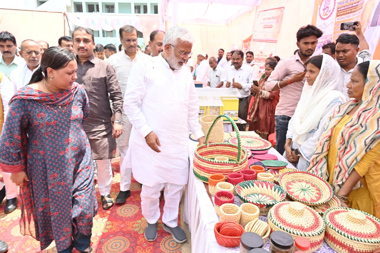प्रभारी मंत्री विकास खण्ड भगवतपुर में आयोजित ‘‘जनकल्याण/स्वास्थ्य मेला’’ कार्यक्रम में हुए सम्मिलित।