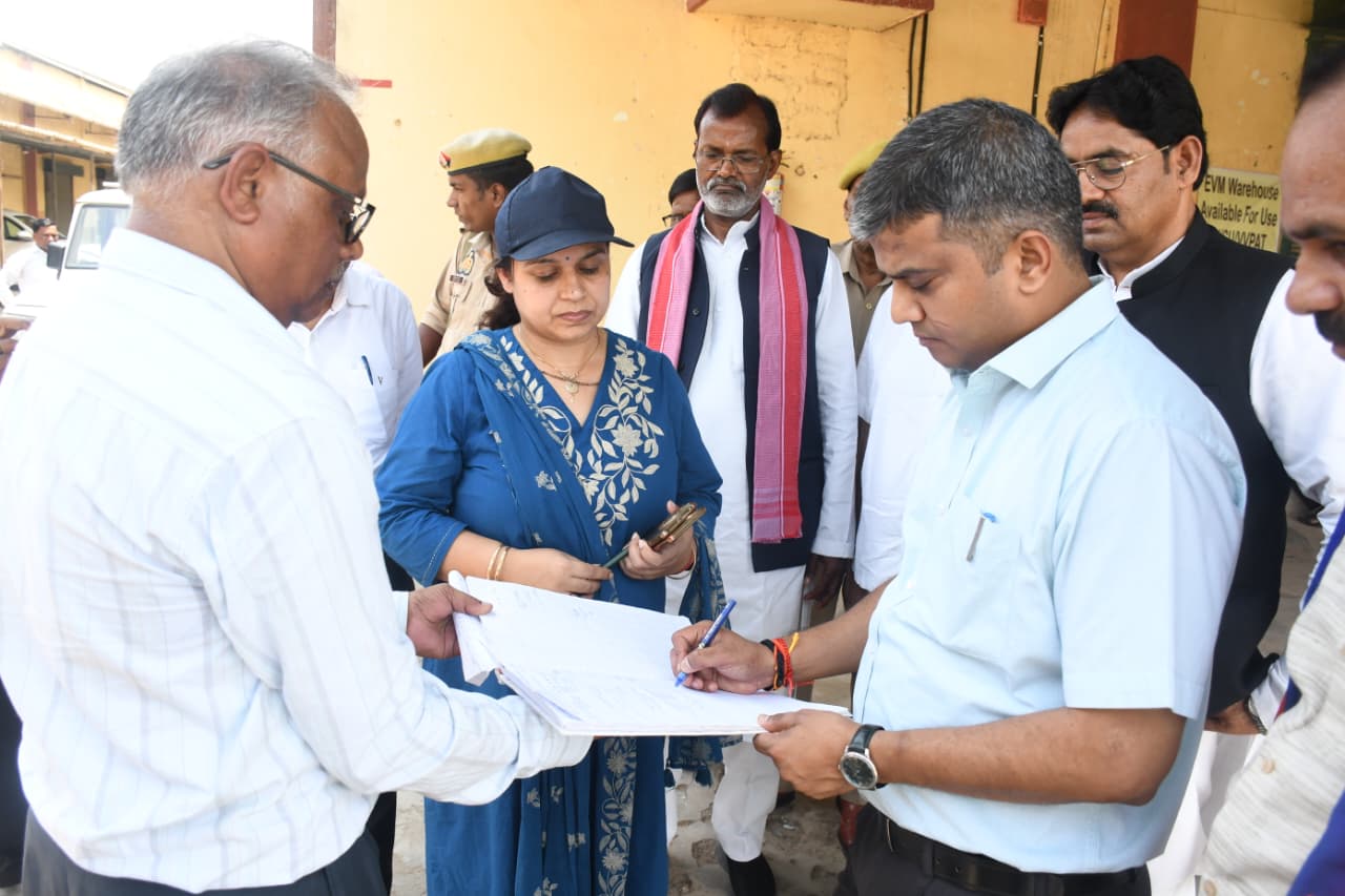 जिलाधिकारी Prayagraj ने ईवीएम वेयर हाउस का किया त्रैमासिक निरीक्षण।