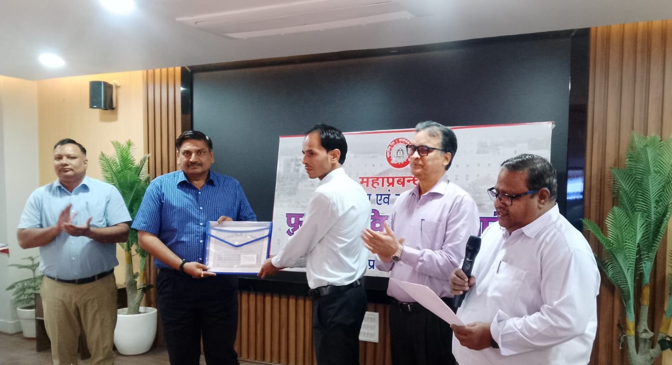 महाप्रबन्धक नरेश पाल सिंह ने 13 रेल कर्मचारियों को किया पुरस्कृत।