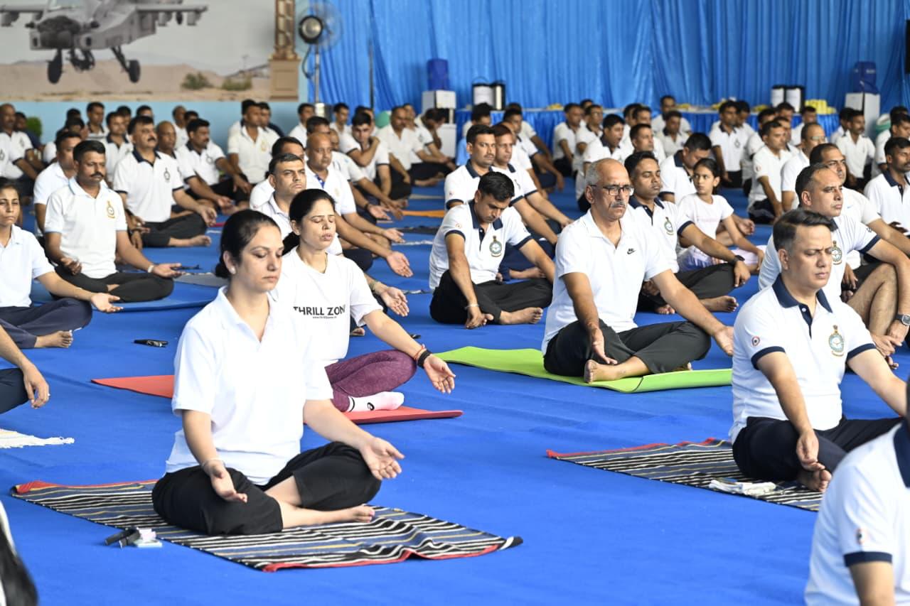 मध्य वायु कमान ने "स्वस्थ आयु के लिए योग" थीम के अंतर्गत 12वां अंतरराष्ट्रीय योग दिवस अत्यंत उत्साह और व्यापक सहभागिता के साथ मनाया।